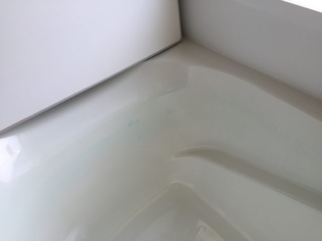 浴槽の青い線
